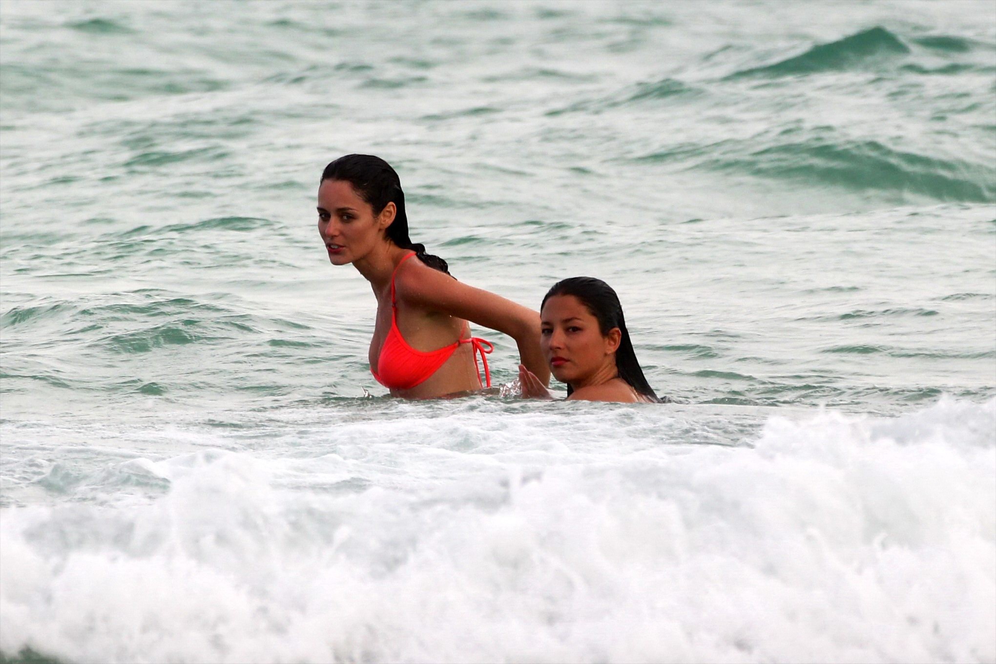 Nicole trunfio mostrando su cuerpo en bikini en una playa de miami
 #75256406