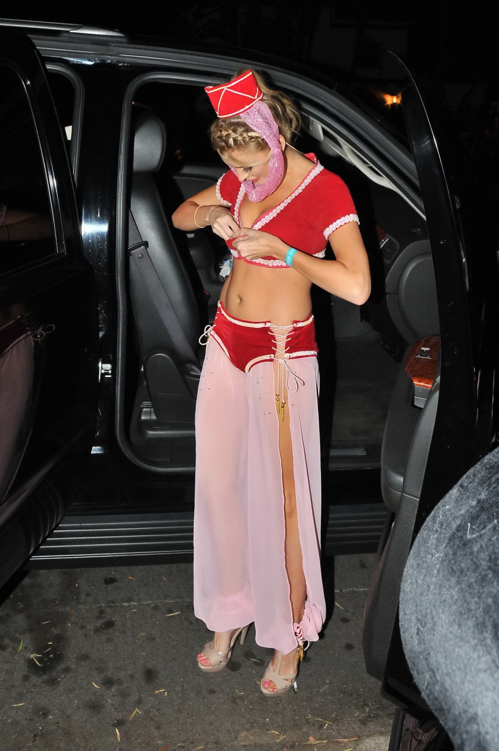 Stephanie pratt déguisée en génie rouge sexy à la fête d'halloween 2013 de casamigos en 
 #75214389
