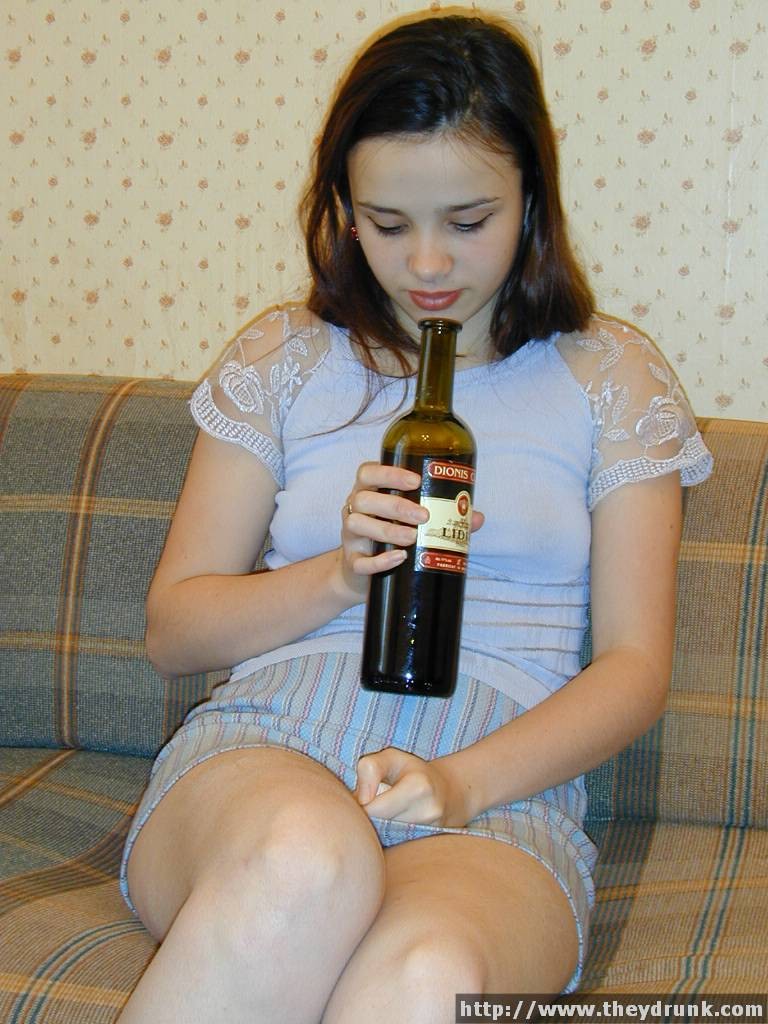 Une jeune se saoule et enfonce une bouteille vide dans sa fente
 #67869723