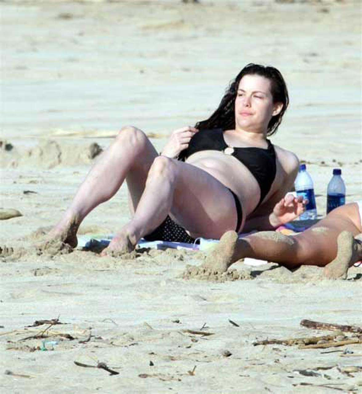 Liv Tyler sieht verdammt sexy und heiß auf ihren privaten Fotos aus
 #75301100