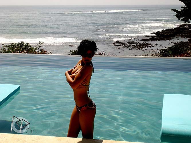 Rihanna mostrando su sexy cuerpo desnudo y su culo caliente en fotos privadas
 #75284873