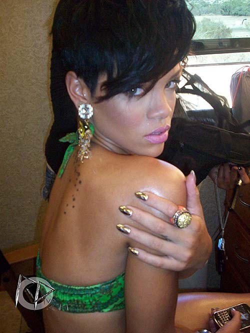 Rihanna mostrando su sexy cuerpo desnudo y su culo caliente en fotos privadas
 #75284876