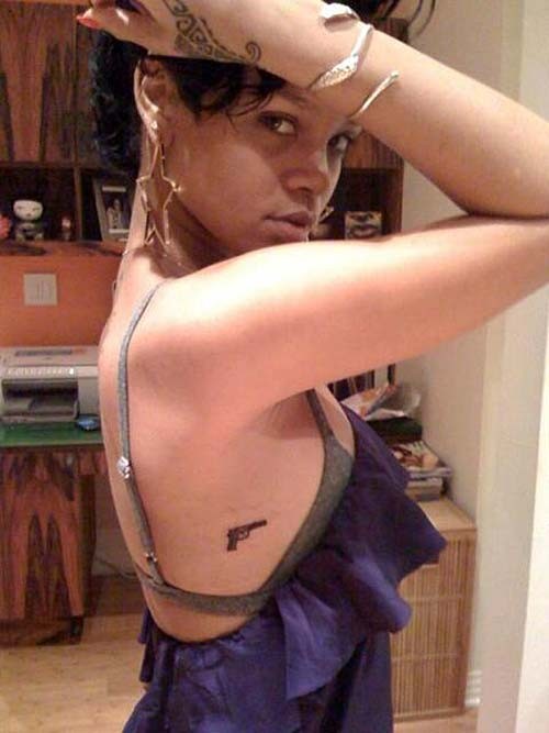 Rihanna mostrando su sexy cuerpo desnudo y su culo caliente en fotos privadas
 #75284920