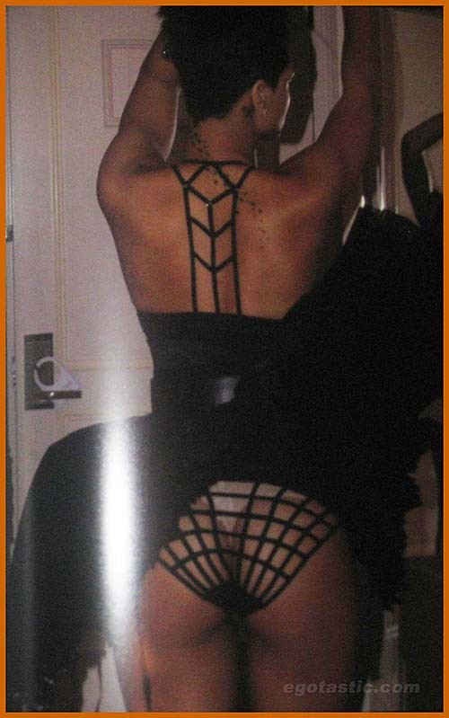 Rihanna mostrando su sexy cuerpo desnudo y su culo caliente en fotos privadas
 #75284924