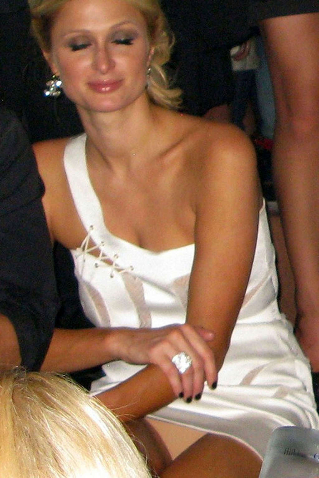 Paris Hilton molto sexy e caldo upskirt foto paparazzo
 #75358590