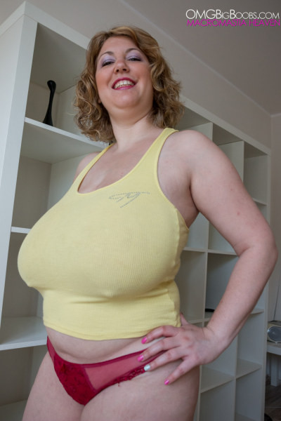 Une jeune femme ronde et mature essaie de soulever ses énormes seins.
 #67634124