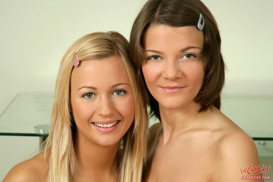 Deux adorables jeunes lesbiennes s'essayant à la sodomie
 #69206676