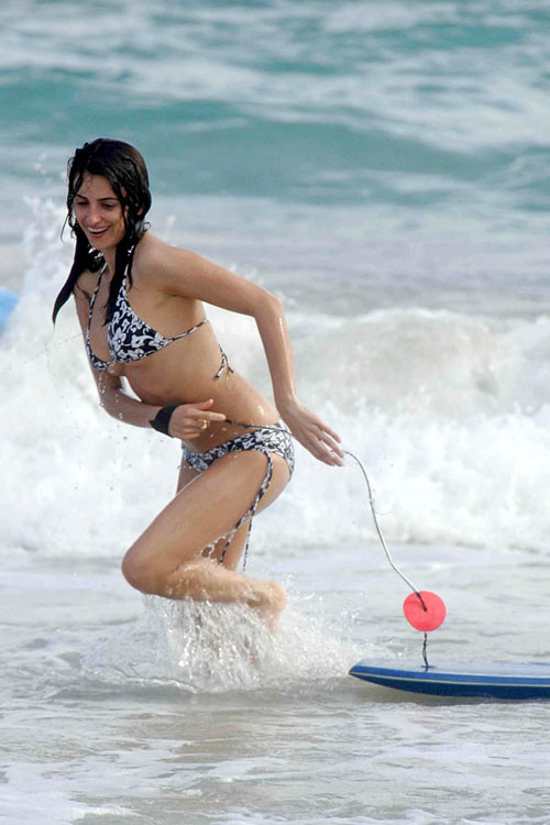 Penelope cruz montrant ses beaux gros seins sur la plage
 #75406775