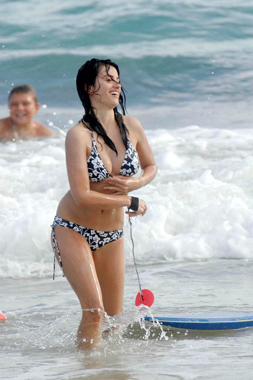 Penelope cruz montrant ses beaux gros seins sur la plage
 #75406782