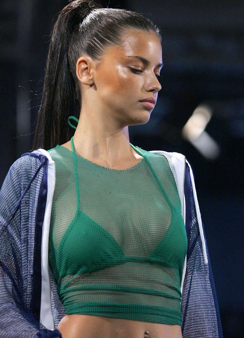 Adriana lima culo incredibile in mutandine nere
 #75310584