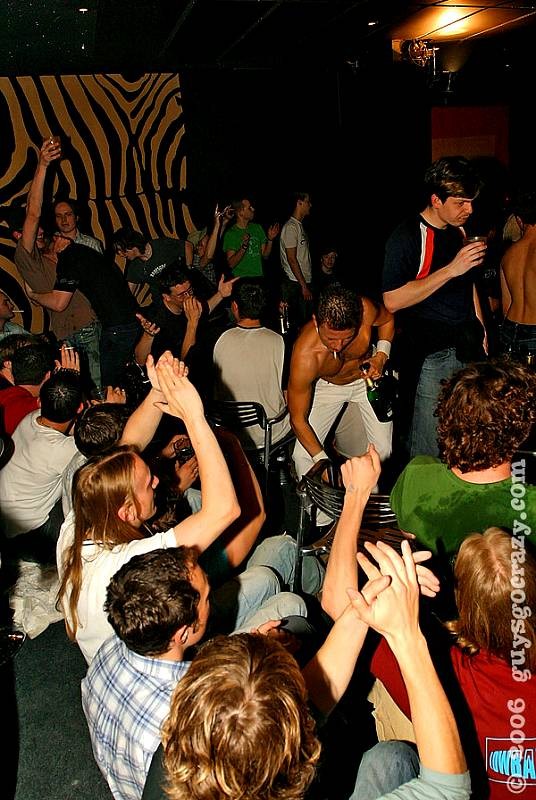 男ばかりのストリップショーが、ゲイたちの熱狂によって乱交パーティーに発展
 #77000327