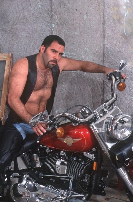 Motociclista peloso che seduce e trapana un tipo liscio nel garage
 #76940680