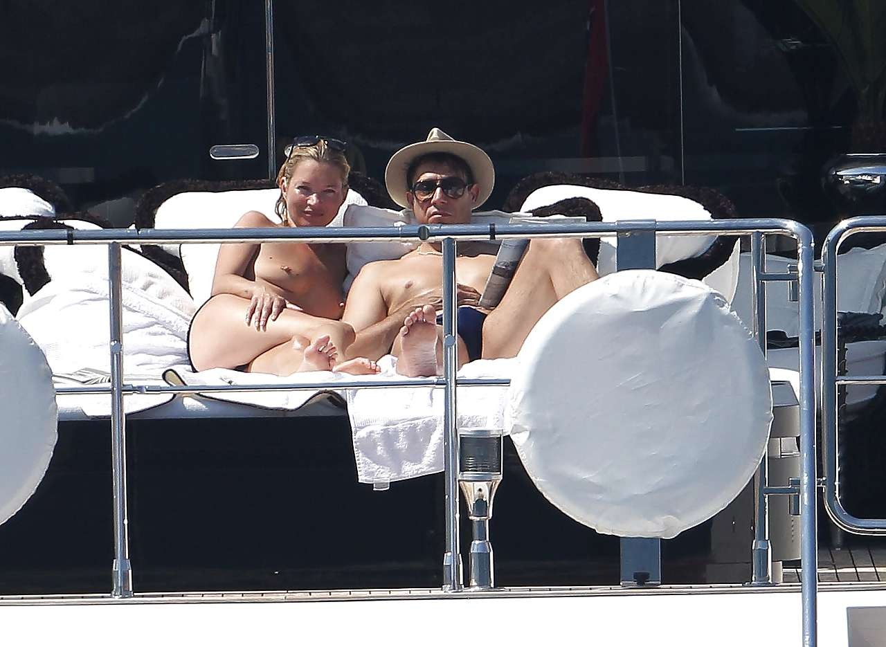 Kate Moss zeigt Titten im Urlaub und blinkt Höschen upskirt
 #75244045