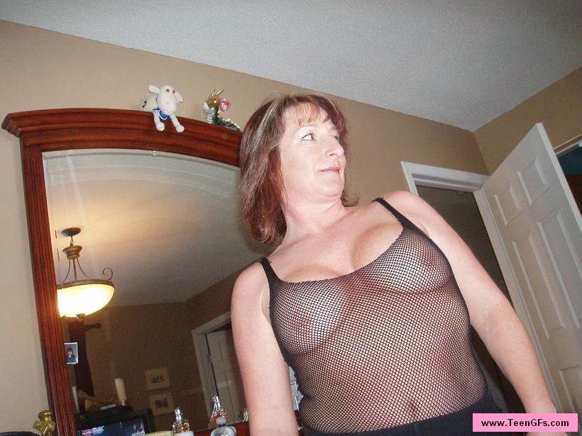 Busty Milf Frau saugt ihr mans großen Schwanz
 #74117588