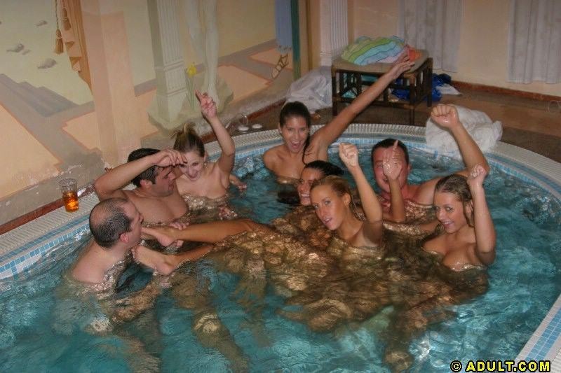 Putas borrachas de hermandad de mujeres haciéndose las suyas en la piscina
 #70684898