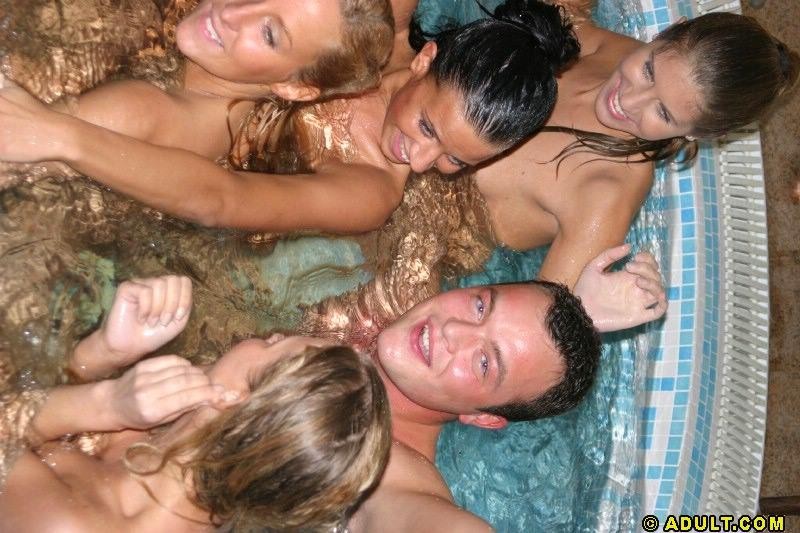 Salopes ivres d'une sororité qui s'amusent dans une piscine.
 #70684962