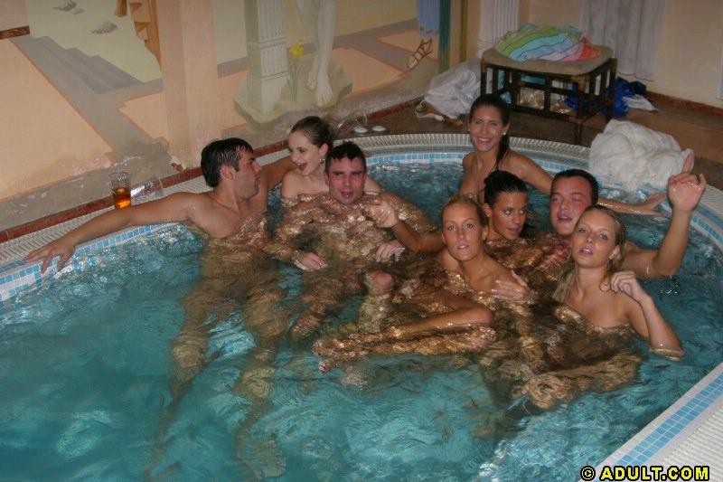 酔っぱらった女子学生がプールで淫らな行為をする
 #70685022