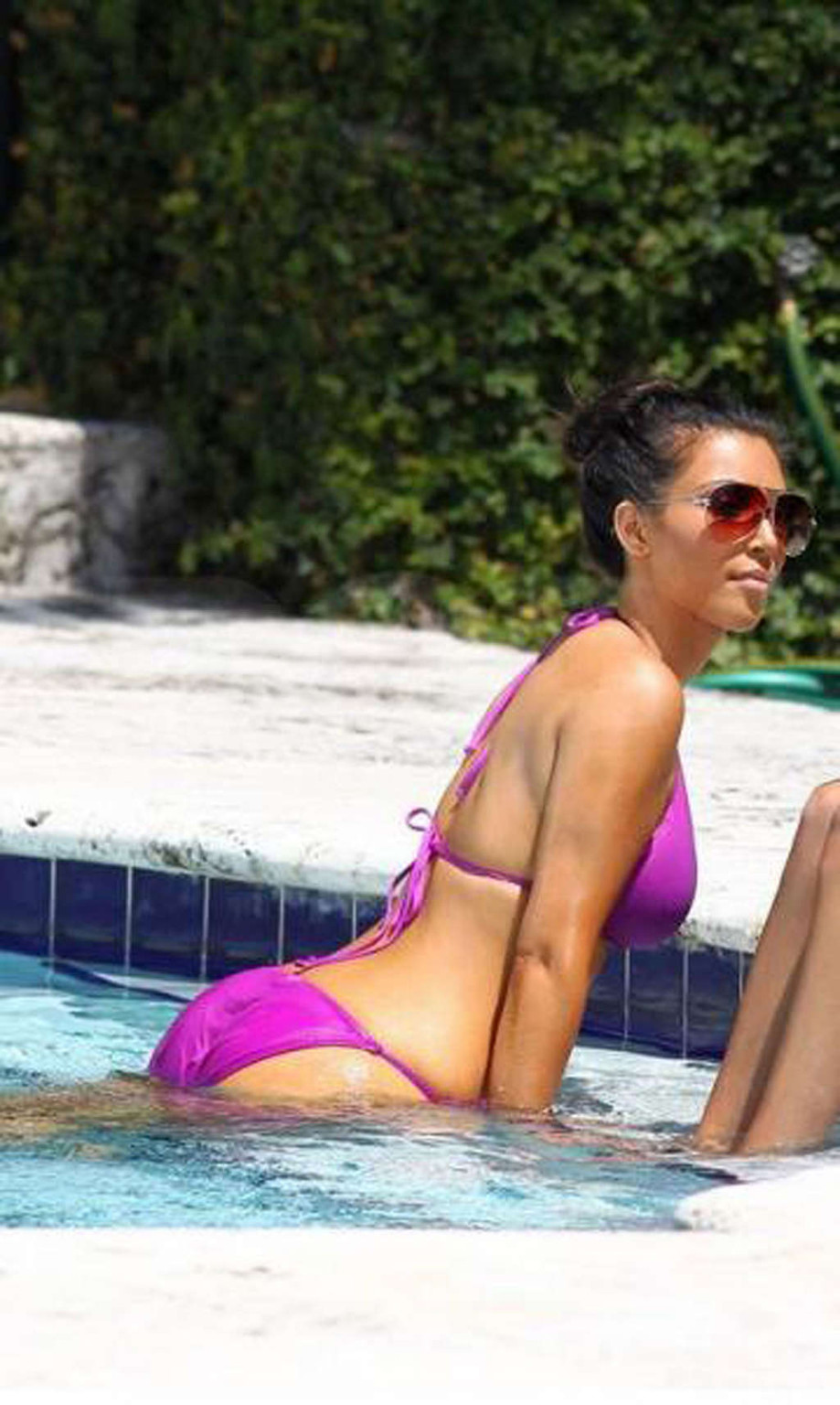 Kim Kardashian guardando molto caldo e sexy in bikini sulla spiaggia
 #75353269