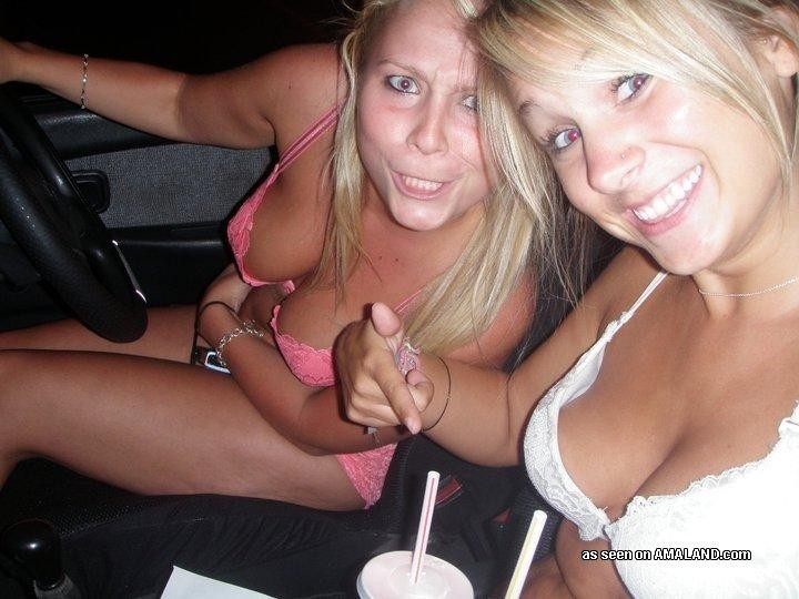 Sexy Amateur-Teens in ihrer Unterwäsche am Drive-Thru
 #68096041