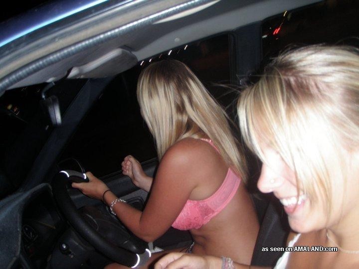 Sexy Amateur-Teens in ihrer Unterwäsche am Drive-Thru
 #68096042