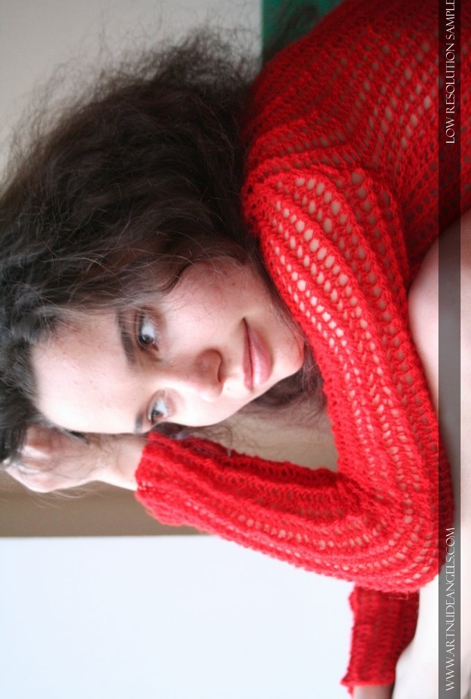 Joven hermosa no desnuda
 #68245821