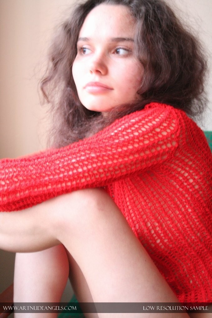 Joven hermosa no desnuda
 #68245903