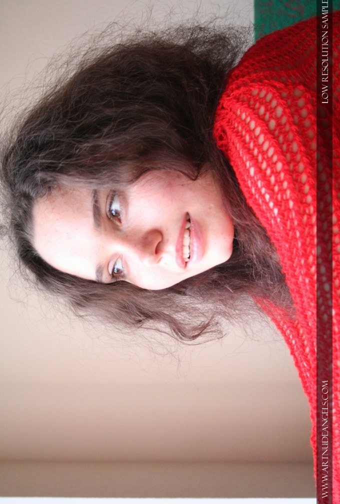 Joven hermosa no desnuda
 #68245917