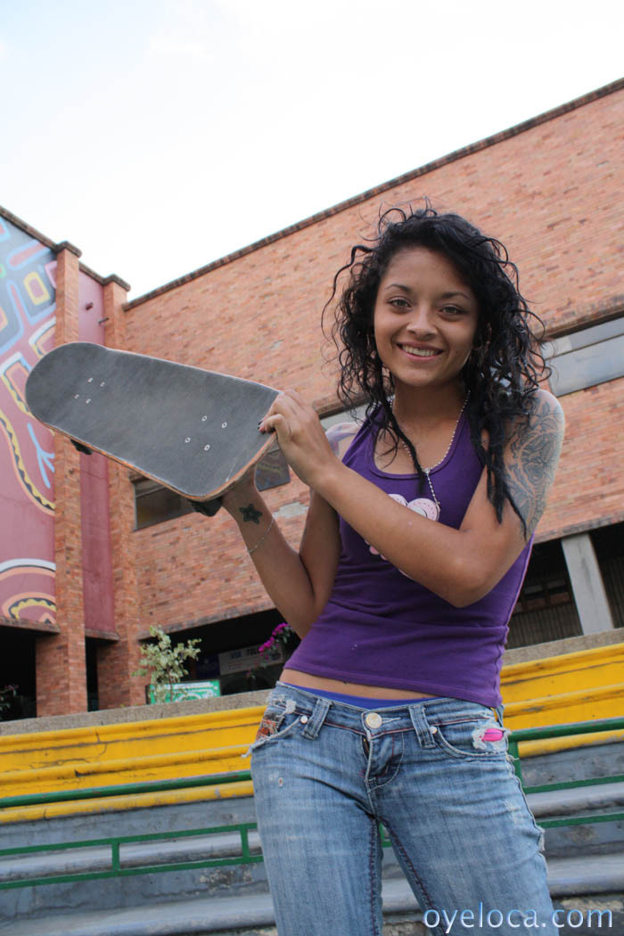 La jovencita colombiana muestra su cuerpo tatuado y se deja follar
 #77966310