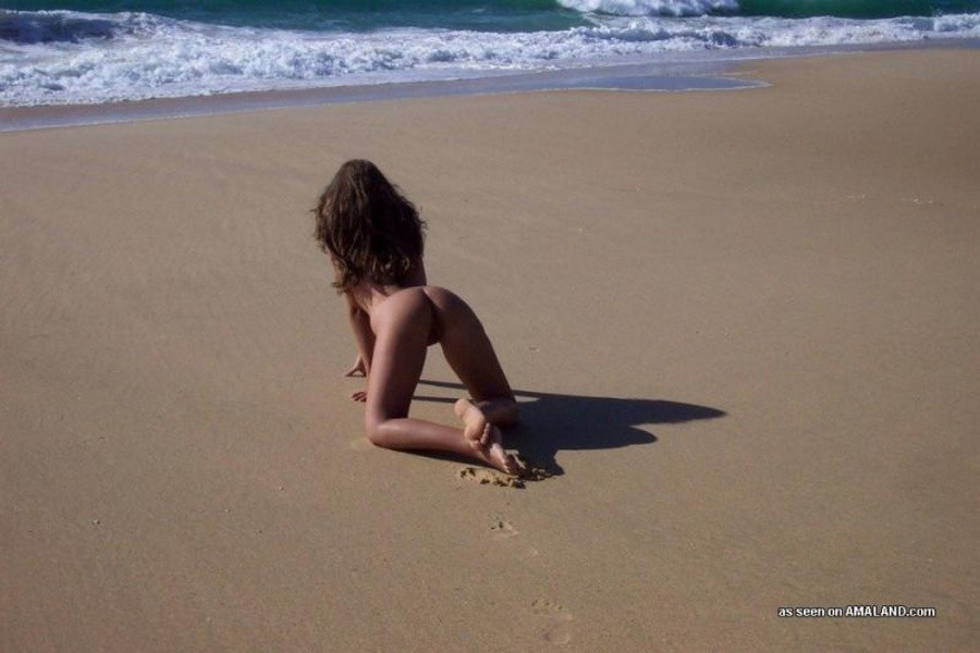 Freundin neckt ihren Liebhaber beim nackten Posieren im Freien
 #67229087