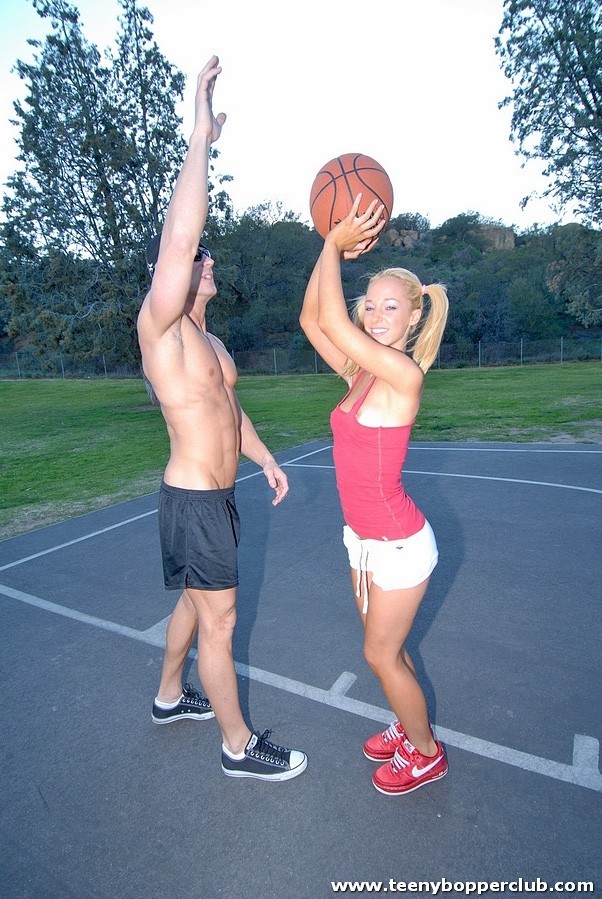 Jugador de baloncesto travieso dispara la polla de su compañero dentro de su raja
 #79415838