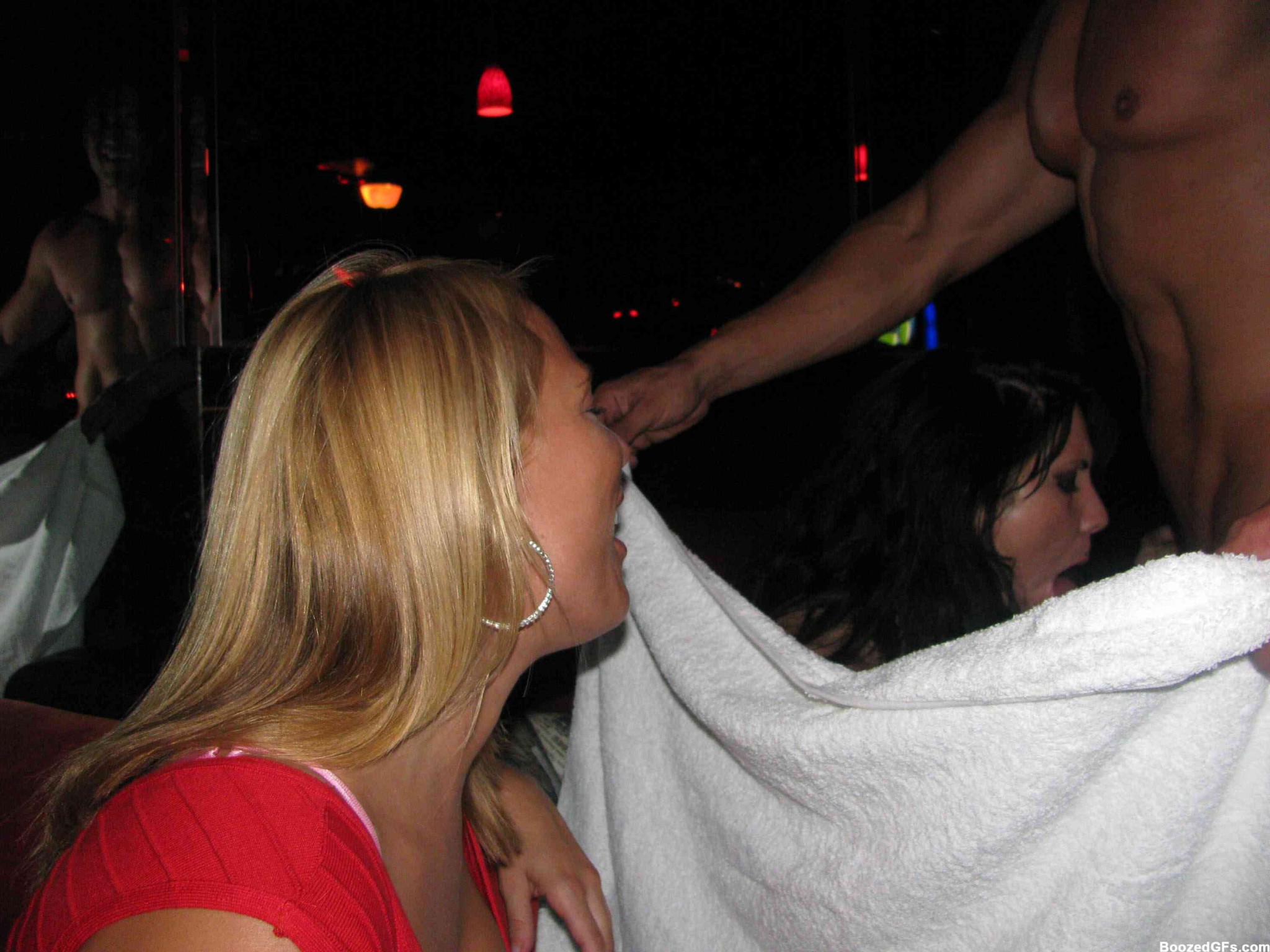 Geile männliche Stripper mit großen Schwänzen ficken Mädels auf Party
 #76401656