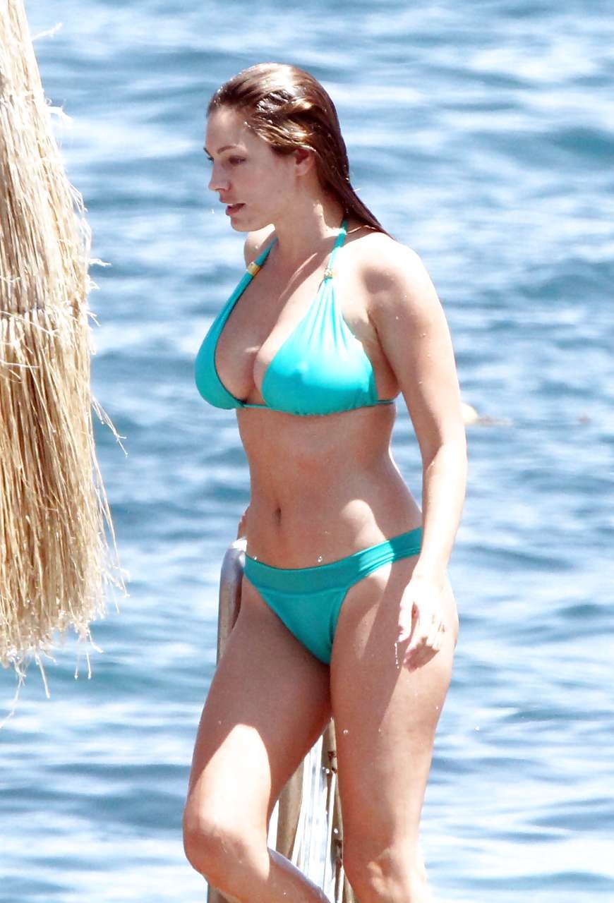 Kelly Brook guardando molto sexy in foto blu bikini paparazzi
 #75295841