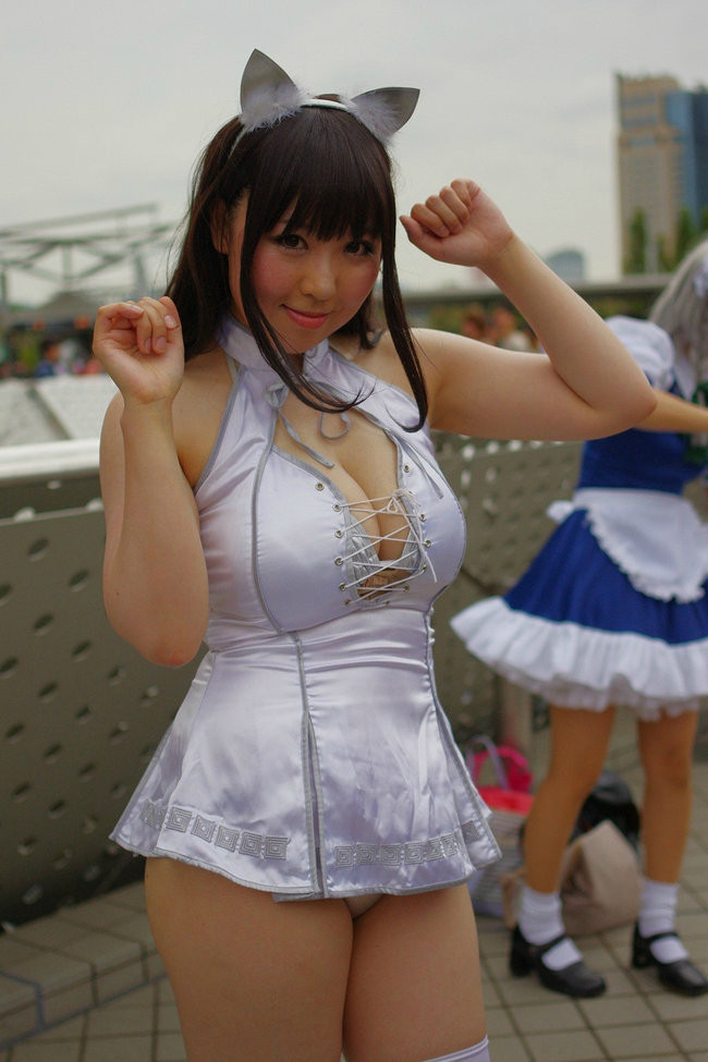 Busty kurvige japanische Mädchen posieren für die Kamera
 #67477628
