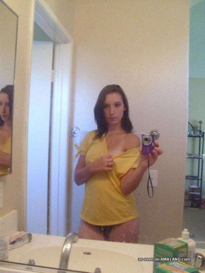 Une jeune femme brune montre ses seins dans ces photos personnelles.
 #67240418