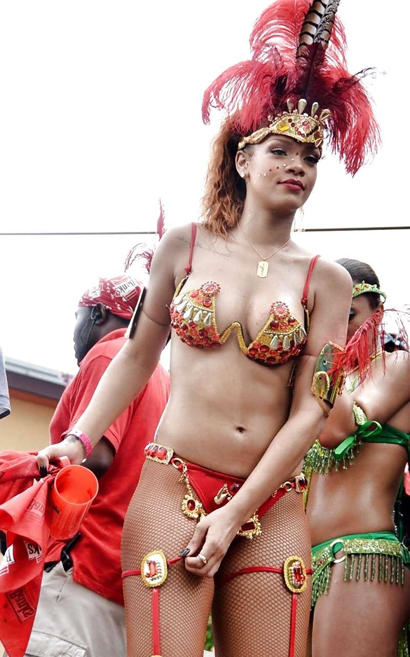 Rihanna in reggiseno rosso e mutandine mostrando piccole labbra figa a paparazzi
 #75292109