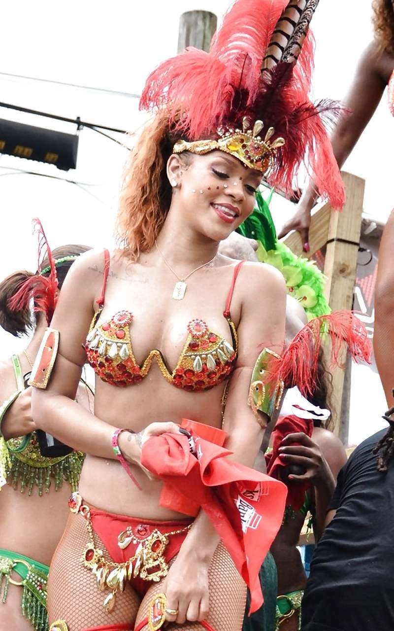 Rihanna en sujetador y bragas rojas mostrando los labios del coño a los paparazzi
 #75292112