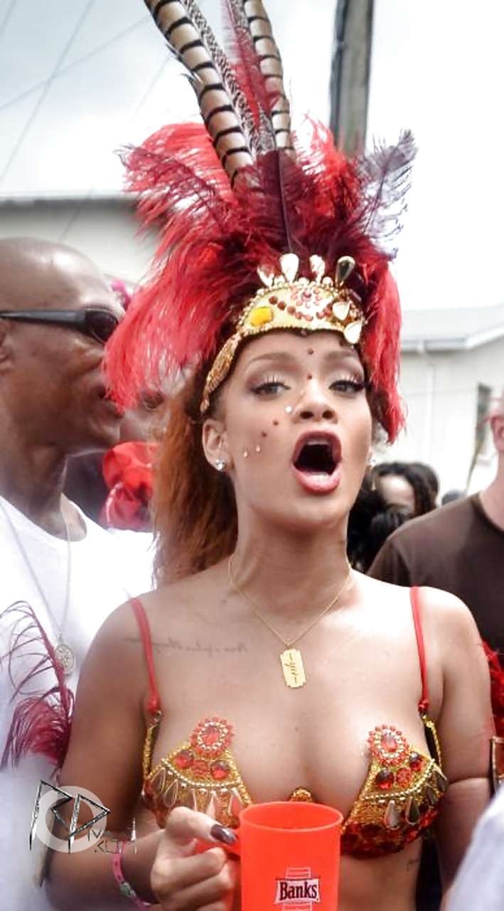Rihanna en sujetador y bragas rojas mostrando los labios del coño a los paparazzi
 #75292136