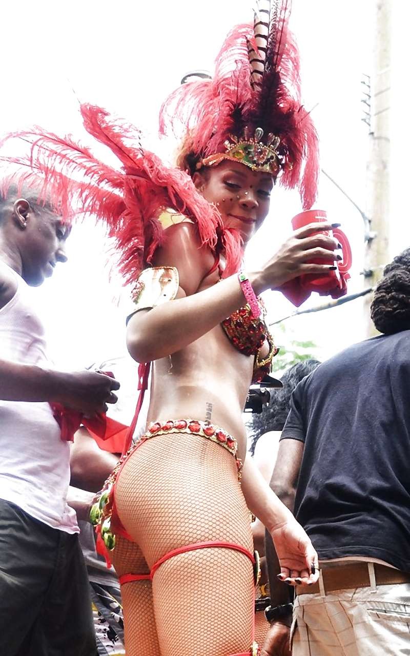 Rihanna en sujetador y bragas rojas mostrando los labios del coño a los paparazzi
 #75292140