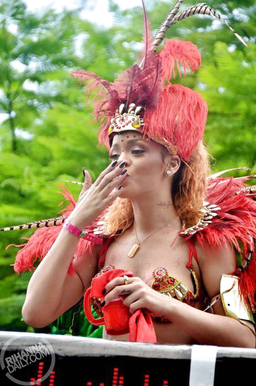 Rihanna en sujetador y bragas rojas mostrando los labios del coño a los paparazzi
 #75292163