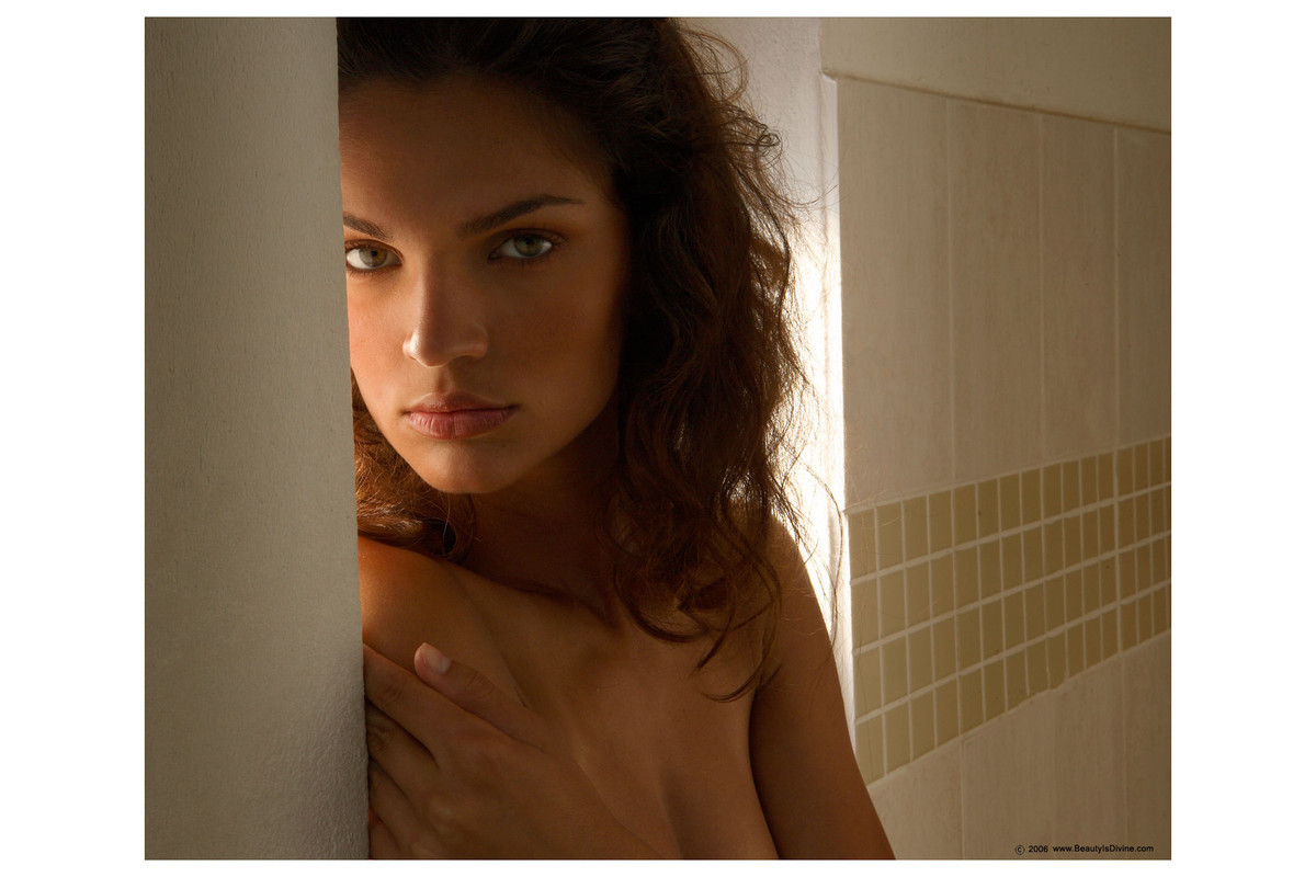 Schöne vollbusige brasilianische Babe Gisele Strippen aus Bikini in nackter Kunst
 #71201294
