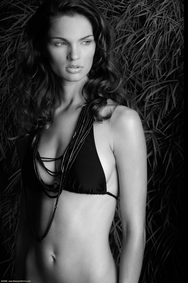 Schöne vollbusige brasilianische Babe Gisele Strippen aus Bikini in nackter Kunst
 #71201318