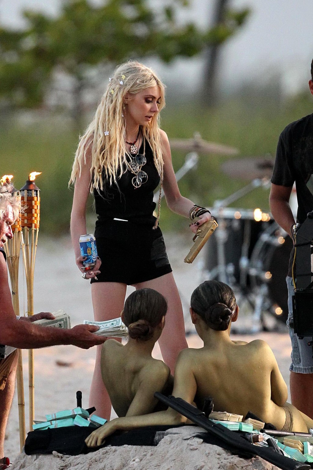 Taylor Momsen beim Dreh eines Musikvideos am Strand von Miami mit zwei bodypainted Models
 #75197581