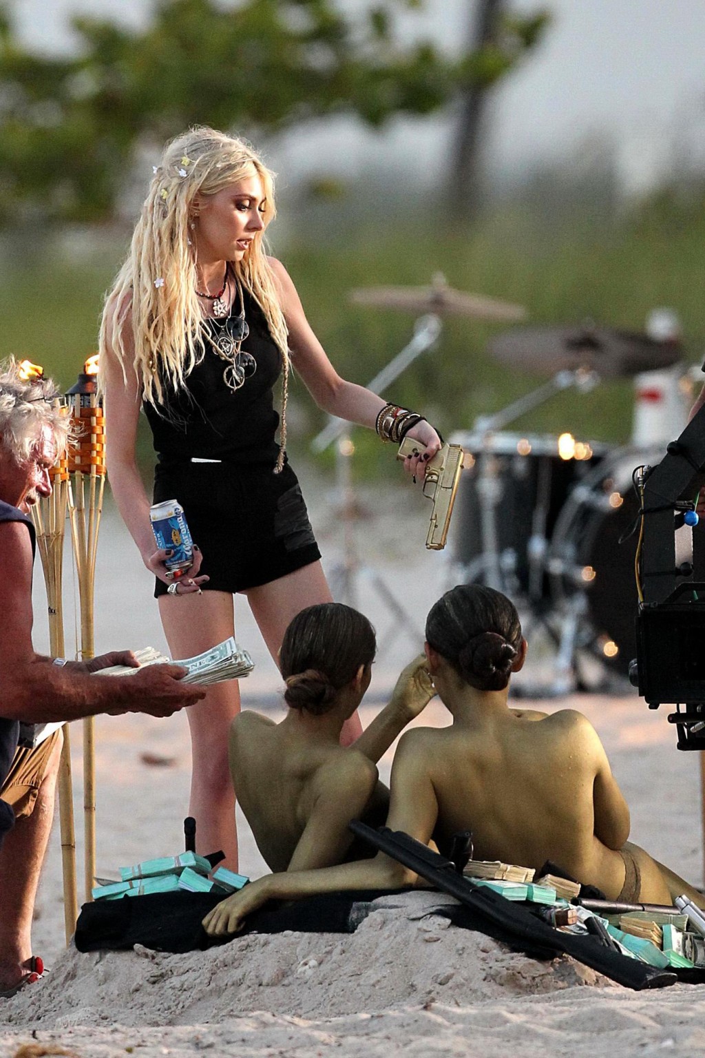 Taylor momsen grabando un video musical en la playa de miami con dos modelos bodypainted
 #75197587