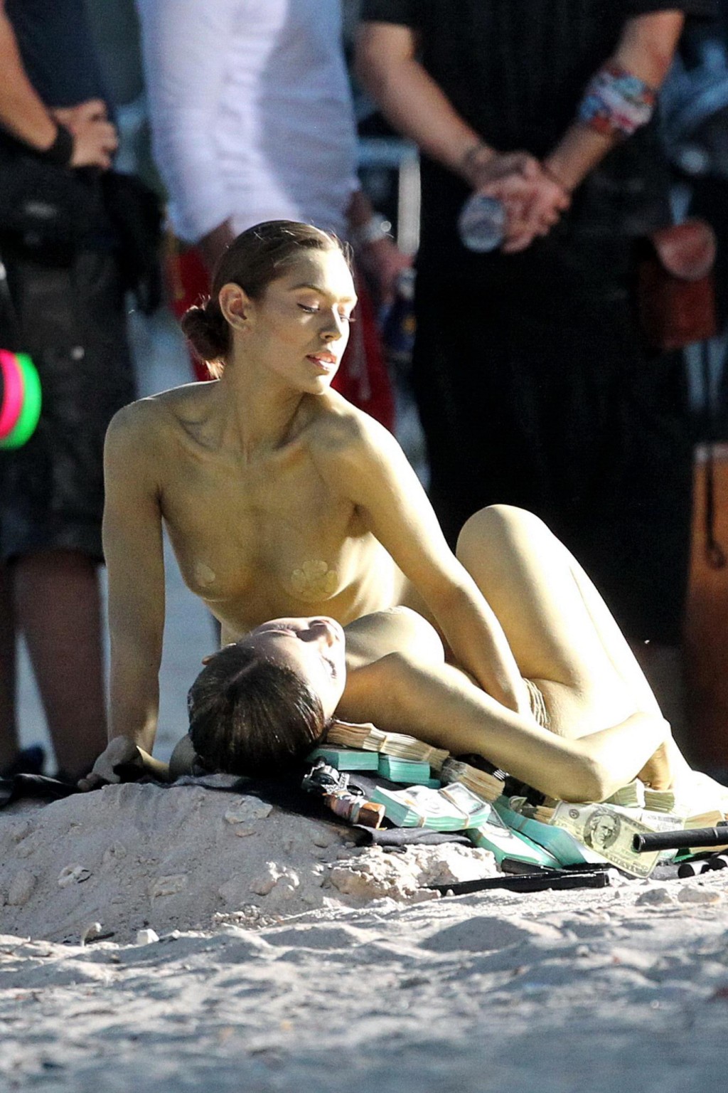 Taylor Momsen beim Dreh eines Musikvideos am Strand von Miami mit zwei bodypainted Models
 #75197640