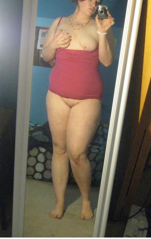 Dicker roter Kopf nimmt ungezogene Selbst-Bilder
 #67363780