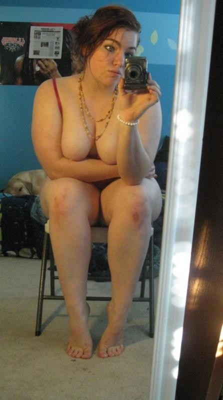 Dicker roter Kopf nimmt ungezogene Selbst-Bilder
 #67363786