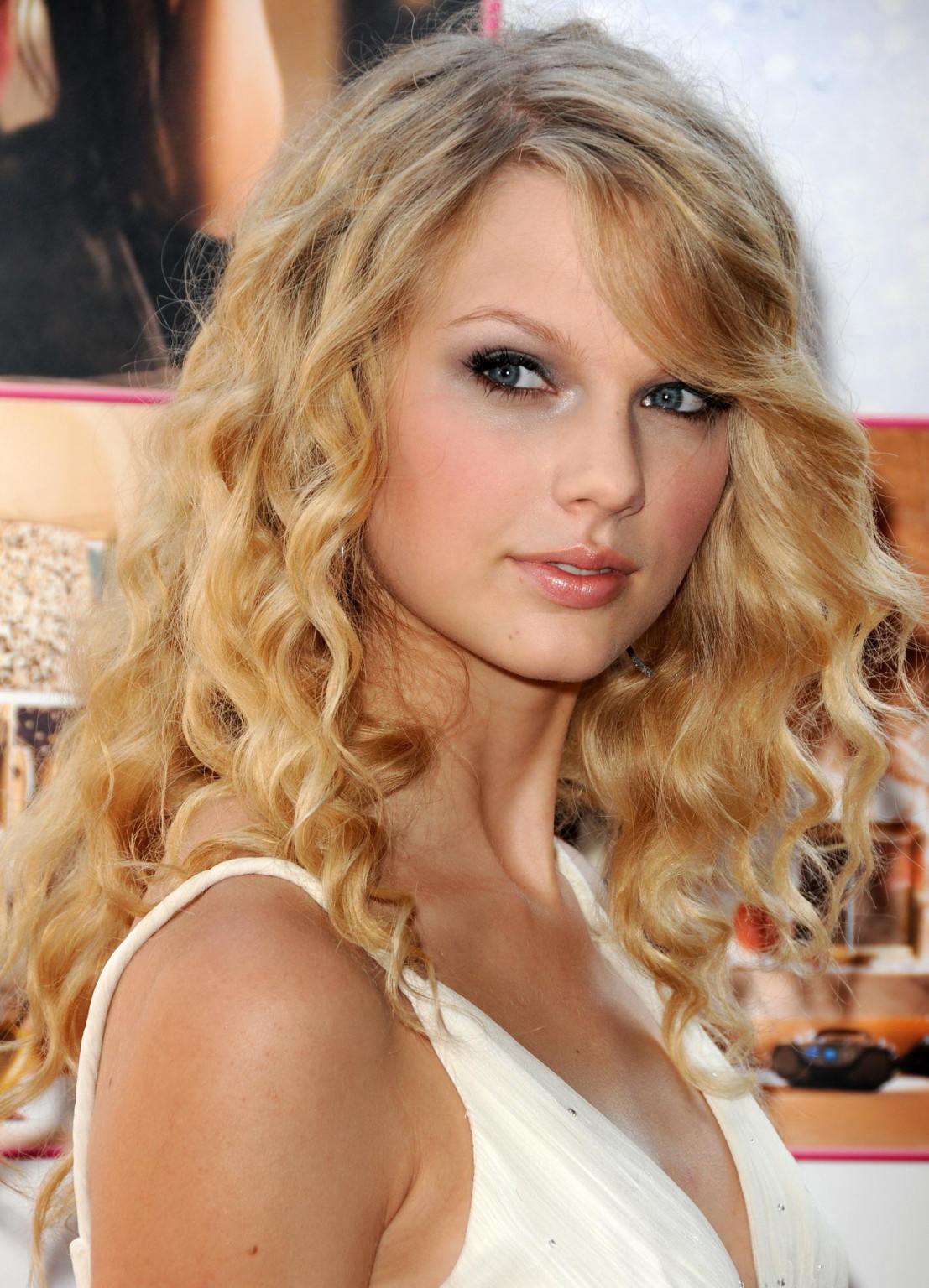 Taylor swift impresionante en vestido blanco en el estreno de 'another cinderella story'
 #75348819