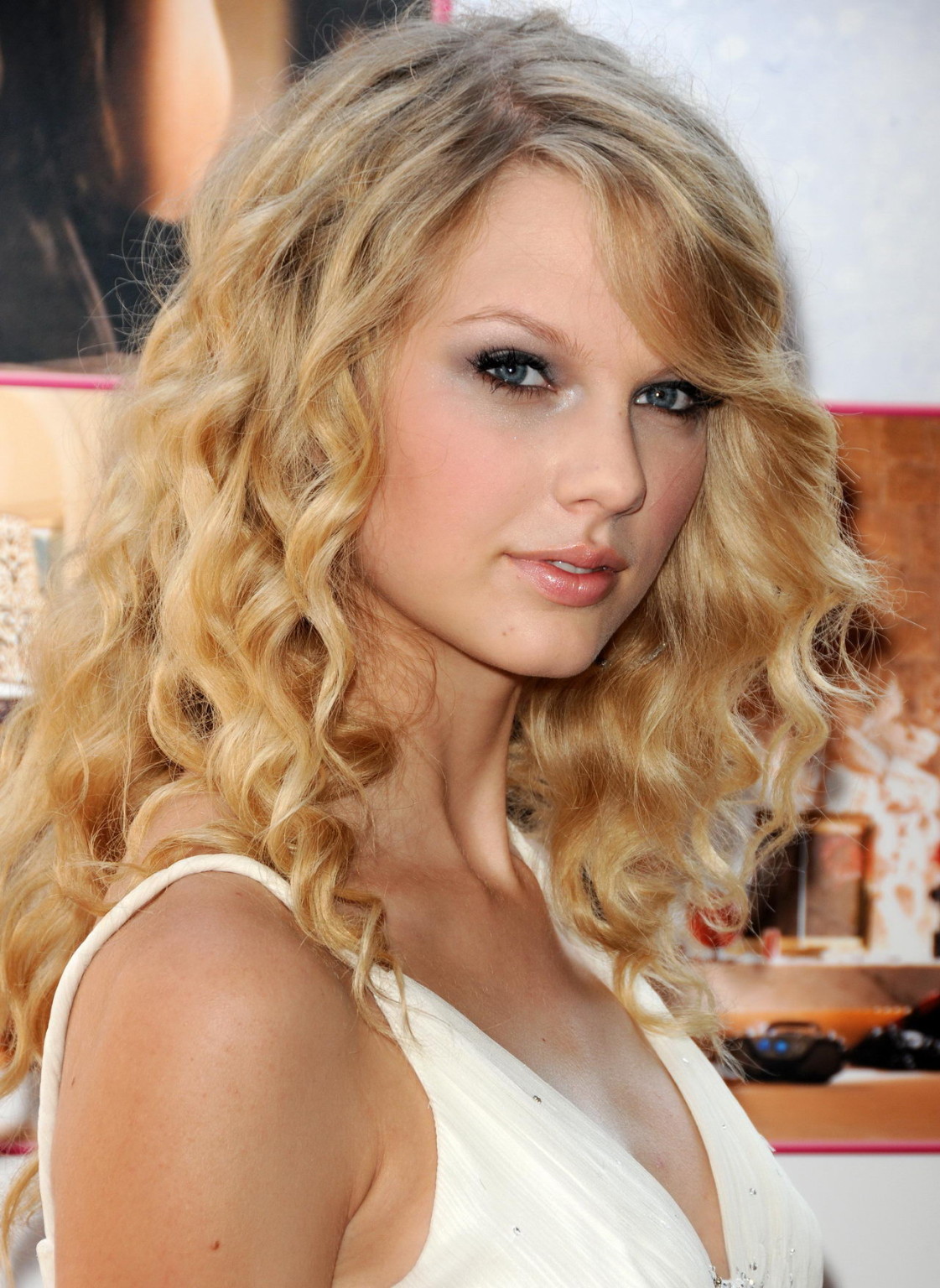 Taylor swift atemberaubend in weißem Kleid bei 'another cinderella story' Premiere
 #75348824
