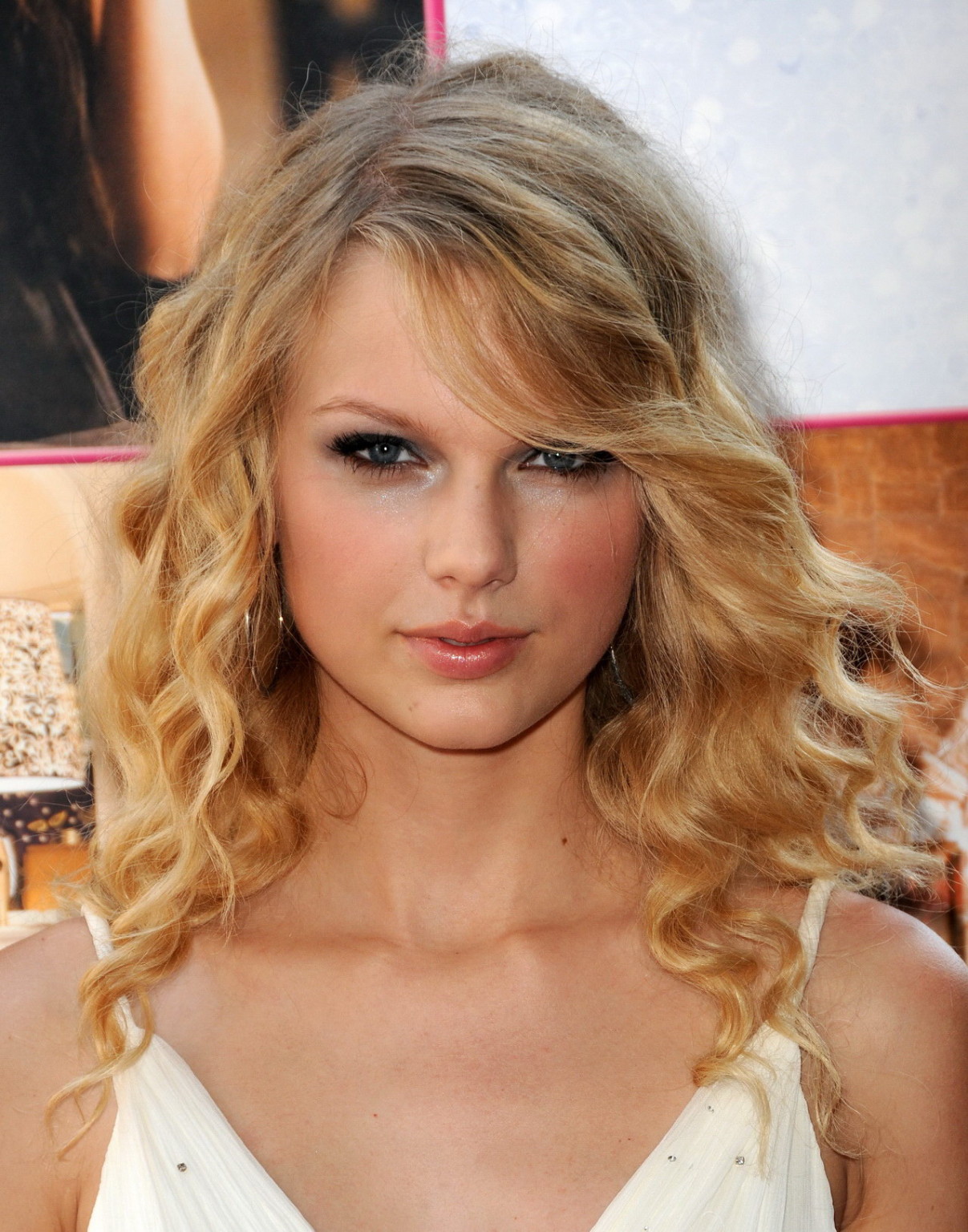 Taylor Swift splendida in abito bianco a 'un'altra storia di cenerentola' premiere
 #75348977