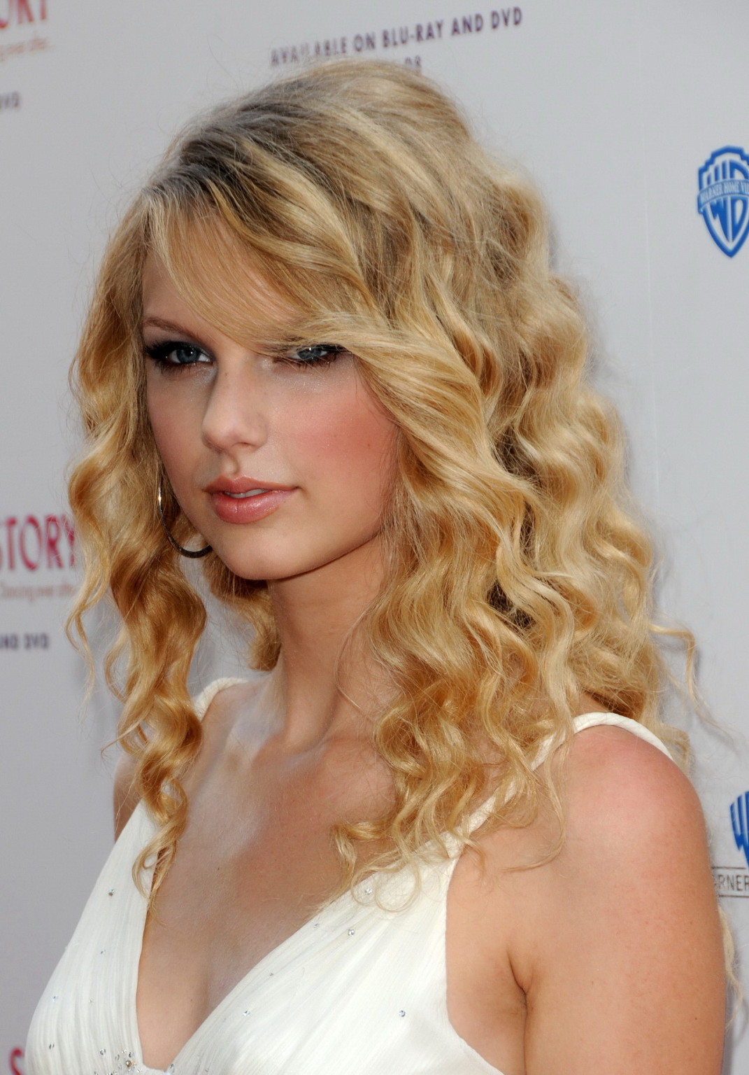 Taylor Swift splendida in abito bianco a 'un'altra storia di cenerentola' premiere
 #75349006